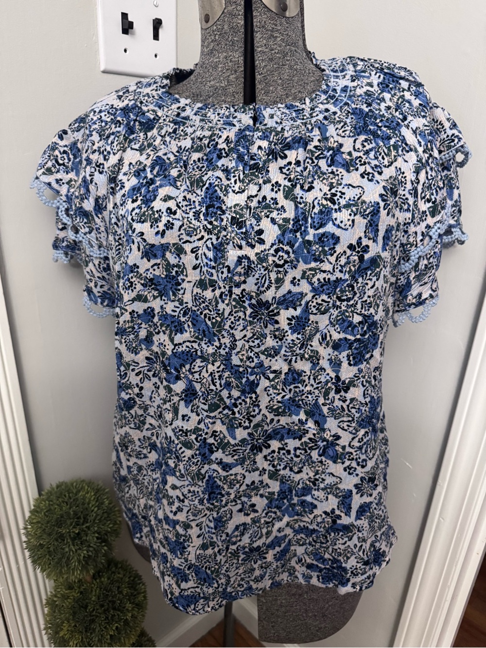 Womens Democracy Blue Floral Ruffle Sleeve Blouse size Medium